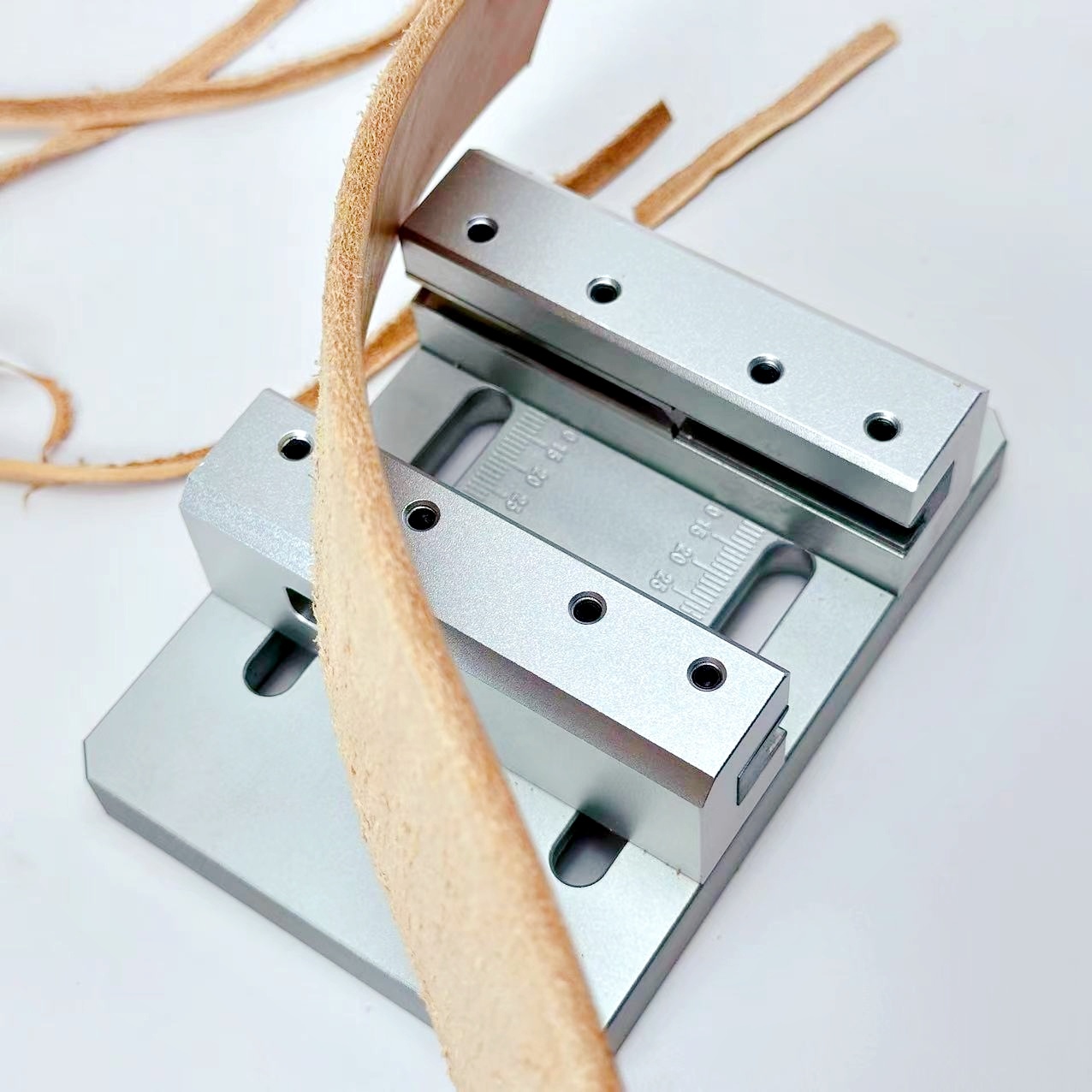 Leatherwork Machine - เครื่องตัดขอบสายพาน เครื่องลบคมสายพานแบบครึ่งวงกลม เครื่องลบคมสายพาน DIY เครื่องลบคมขอบหนัง อุปกรณ์งานฝีมือหนัง